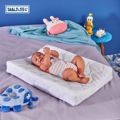 مرتبة طفل بجناحين حديث الولاده